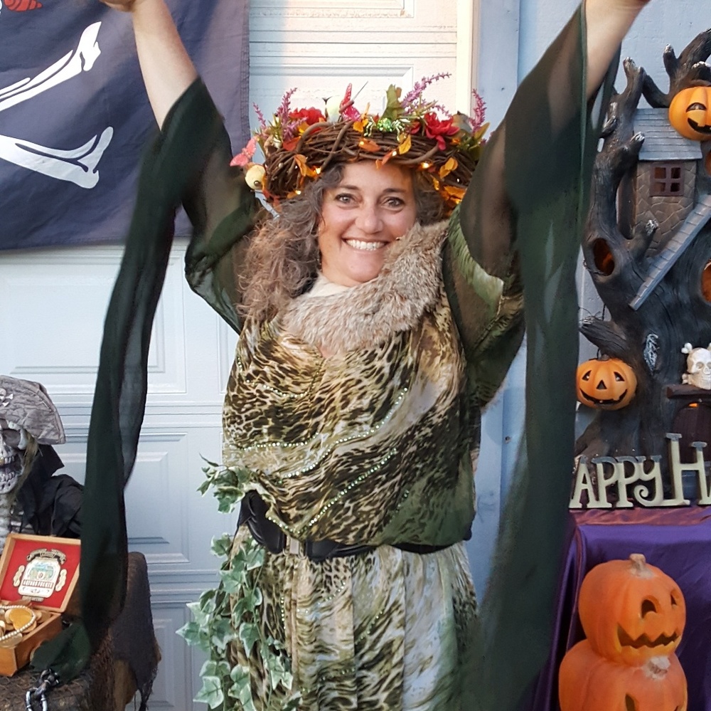 Haha! Look how fun! Gown bought from @cometvintage